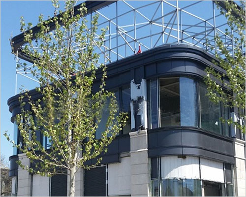 铝板包边具有轻质,高强,耐蚀,耐磨,刚度大等特点.其表面经阳*氧化着色表面处理,有鲜明的金属光泽,耐光和耐气候性能良好.