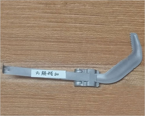 万用抗风搭扣适用于各种瓦型,规格及型号.应用灵活,安装简便,固定效果优异.