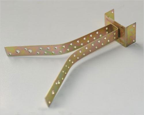 托木支架采用两种孔径多级孔洞设计,方便安装时根据现场情况调节高度.起到支撑作用和固定屋脊瓦的作用.