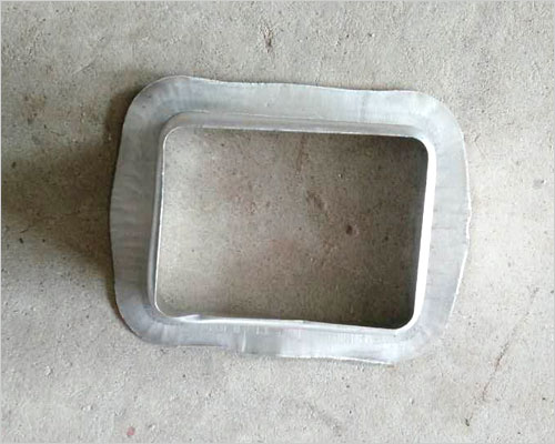 下水器的选择:这个要看面盆是否有溢出口,如果有应该选择带有开口的下水器.如果没有应该选择没有开口的下水器.