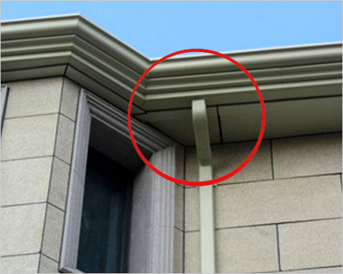 装饰檐沟落水系统檐沟上开口为230mm檐沟,搭配相应方形或圆形雨水管的屋面雨排水系统.230型檐沟的外观设计新颖.
